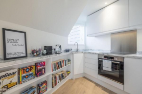 Beautiful Central Apt - With Parking